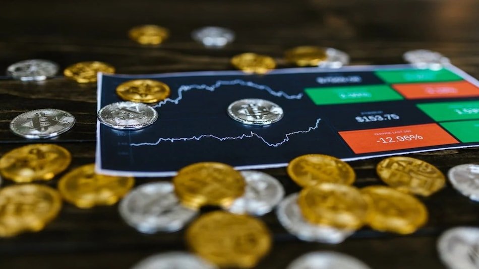 Bitcoin Nears $96,900 as Altcoins Slip Amid Ongoing Trump Tariff Impact