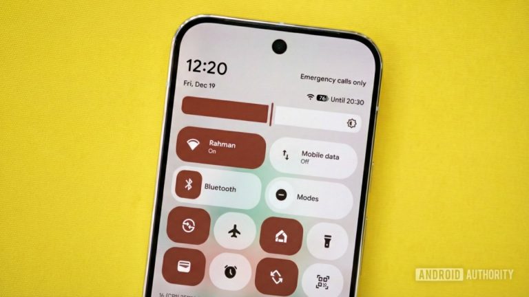 Image-of-a-Pixel-phone-with-WiFi-and-mobile-data-tiles