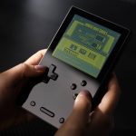 AYANEO-Pocket-VERT-promo-in-hands
