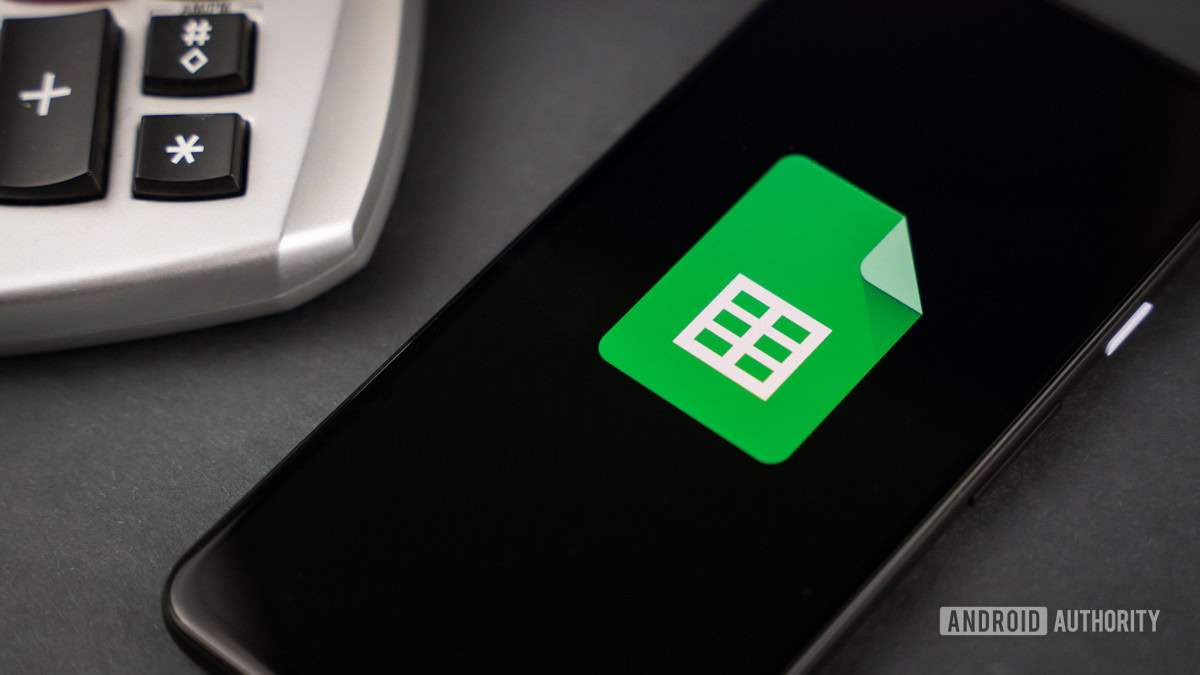 Google-Sheets-next-to-calculator-stock-photo-2