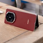 Huawei-Mate-X7-Nebula-Red-On-Its-Side