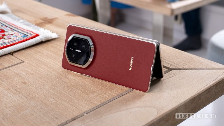 Huawei-Mate-X7-Nebula-Red-On-Its-Side