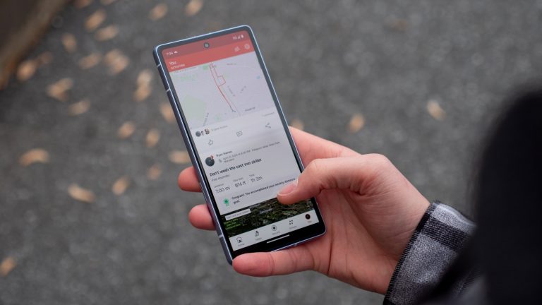 google-pixel-7a-using-strava