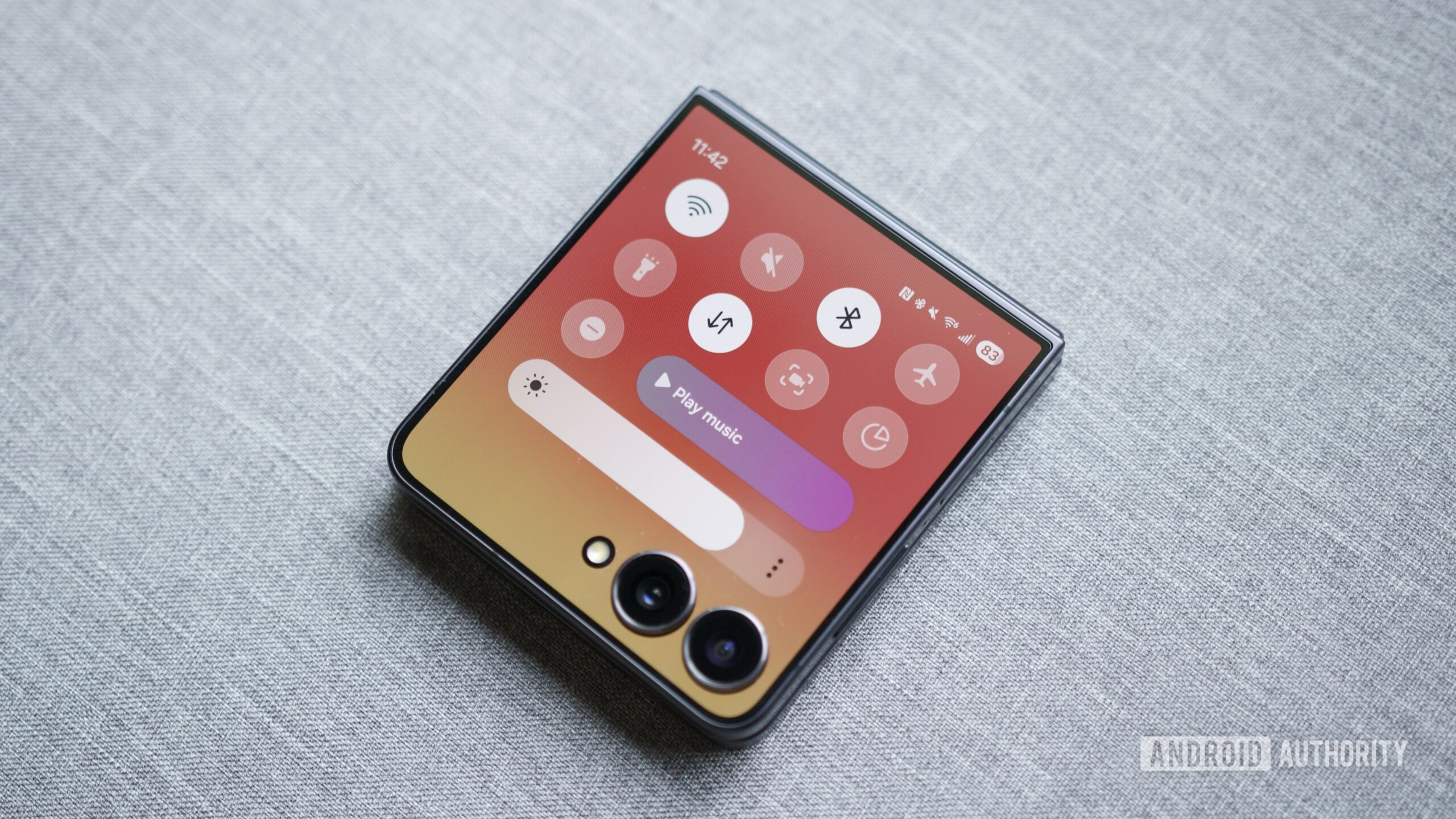 samsung-galaxy-z-flip-7-cover-screen-hands-on-3-scaled-1