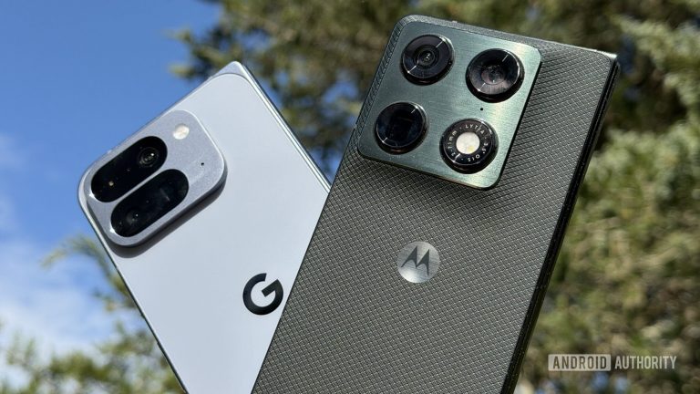 Motorola-Razr-Fold-Google-Pixel-10-Pro-Fold-sunlight-scaled-1