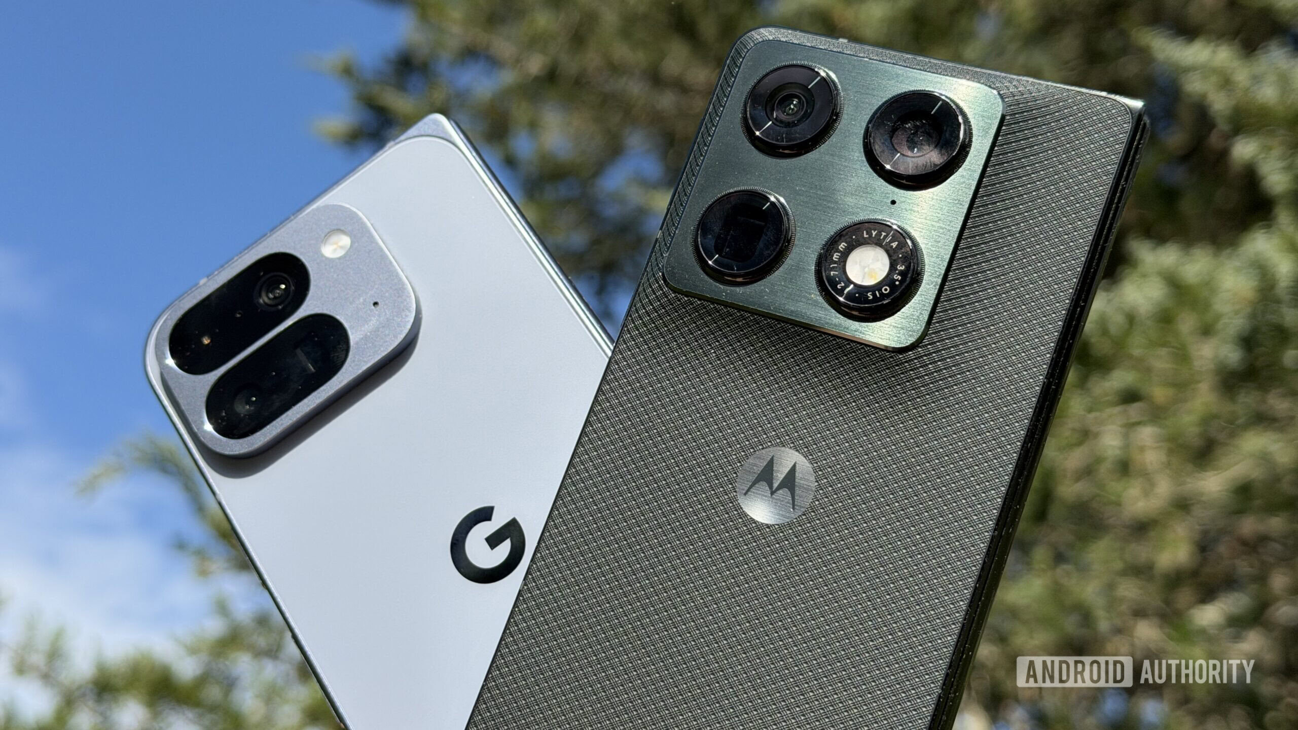 Motorola-Razr-Fold-Google-Pixel-10-Pro-Fold-sunlight-scaled-1