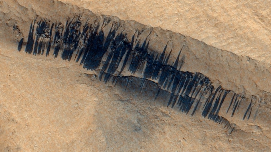AI-Assisted Study Finds No Evidence of Liquid Water in Mars’ Seasonal Dark Streaks