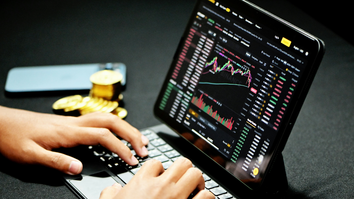 Bitcoin Rebounds Above $92,700 as Market Attempts Recovery Amidst Volatile Macro Signals