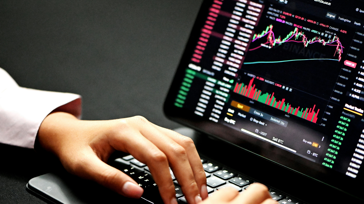 Bitcoin Slumps to $108,000 as Traders Await US CPI Data